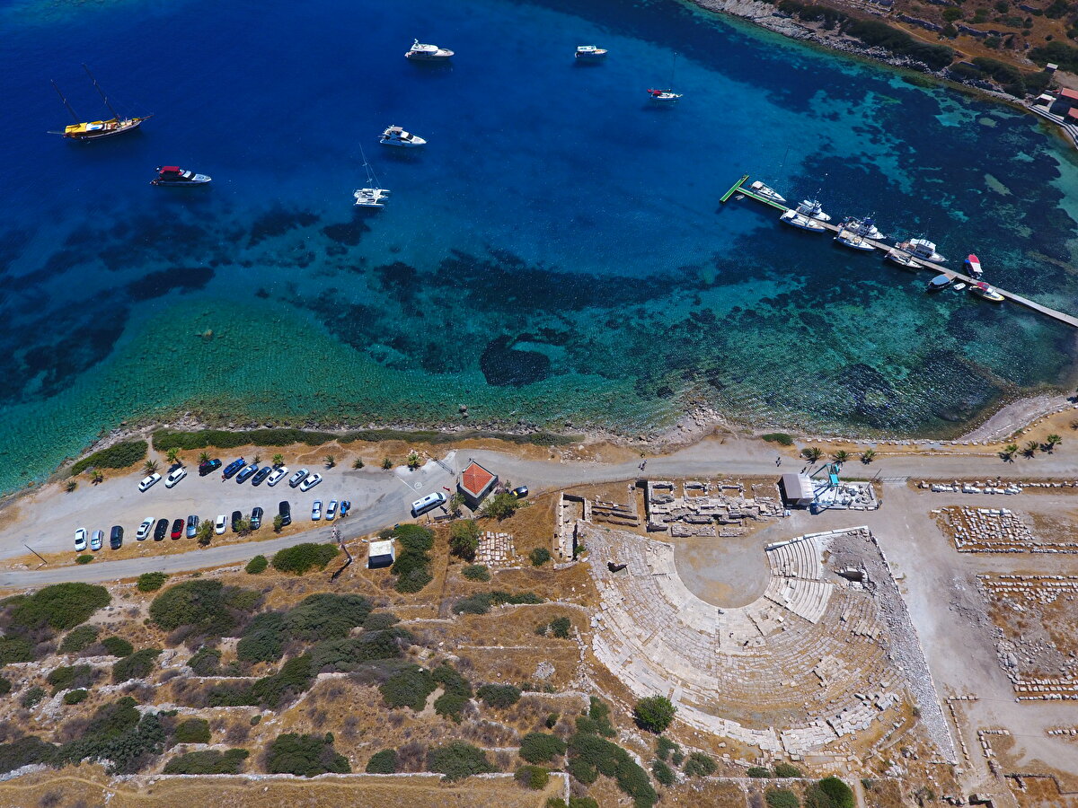 Milattan sonra 7. yüzyılda gerek merkezi yönetimlerin zayıflaması gerekse depremler ve doğal nedenlerle kentin terk edilmeye başlandığını anlatan Doksanaltı, Knidos'un antik dönemde de turizm, kültür ve sanatın merkezi olarak değerlendirildiğini dile getirdi.