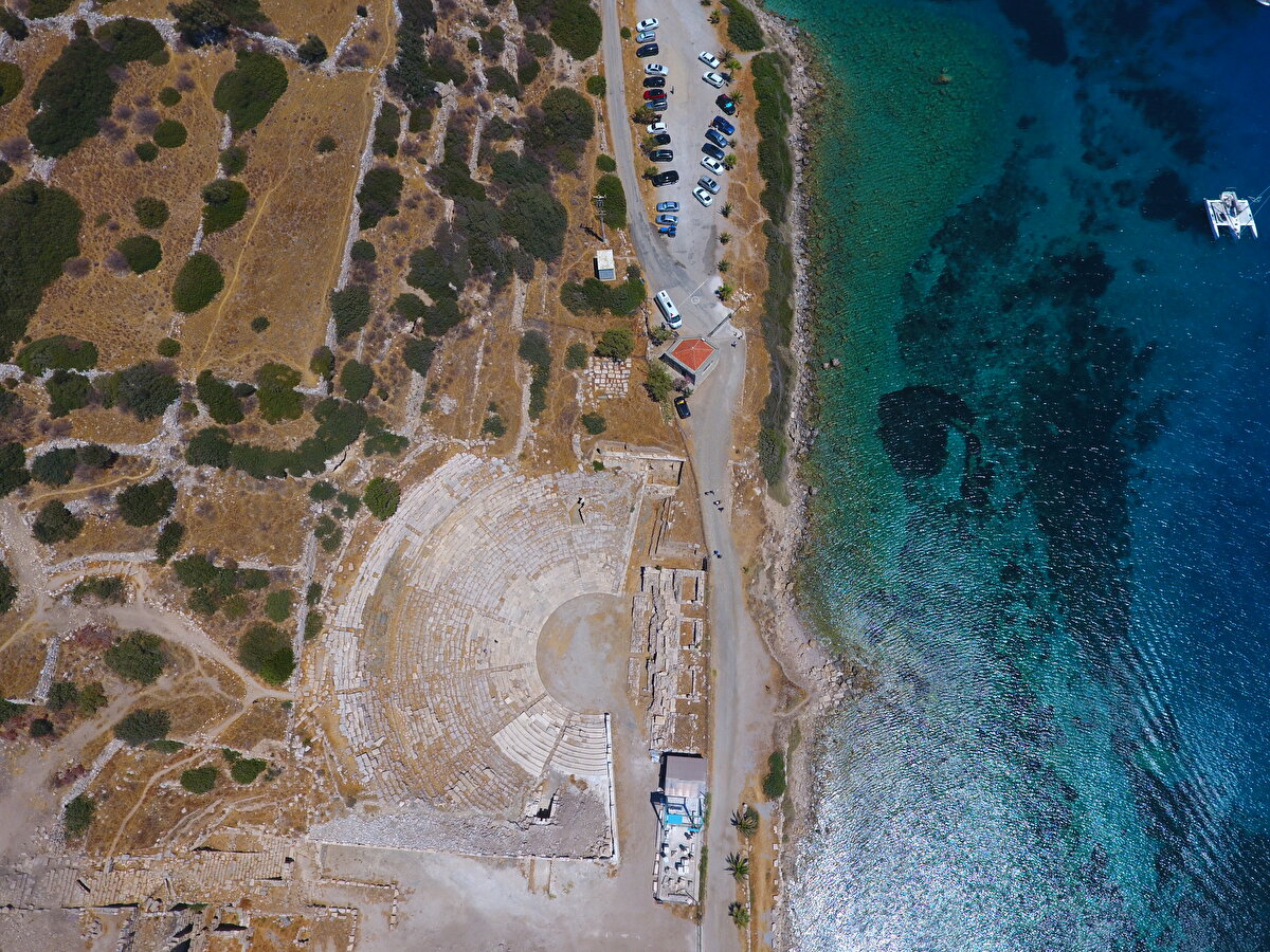 Knidos'un Anadolu'nun güneybatısında Ege ve Akdeniz'in kesiştiği noktada yer aldığını hatırlatan Doksanaltı, şu bilgileri verdi:
"Knidos bu konumunu da kullanarak kısa sürede zenginleşmiş ve bu zenginliğini de sanata ve kültüre kullanmış kentlerden biridir. Gerek arkeolojik kazılar gerekse tarihi kaynaklar milattan önce 2. binden itibaren Knidos'un yerleşim gördüğünü göstermektedir. Kazılarımızda ortaya çıkan buluntular da bunu doğruluyor.
Kent özellikle bir kültür ve bilim merkezi olarak antik dönemde ismini duyurmuş, özellikle 'Knidos Tıp Ekolü' olarak isimlendirdiğimiz ve antik dünyada tanınan doktorların yetiştiği bir coğrafya olmuştur. Sadece tıp alanında değil aynı zamanda astronomi ve hukuk alanında da ele geçen verilerle buranın önemli bir merkez olduğunu söyleyebiliriz"