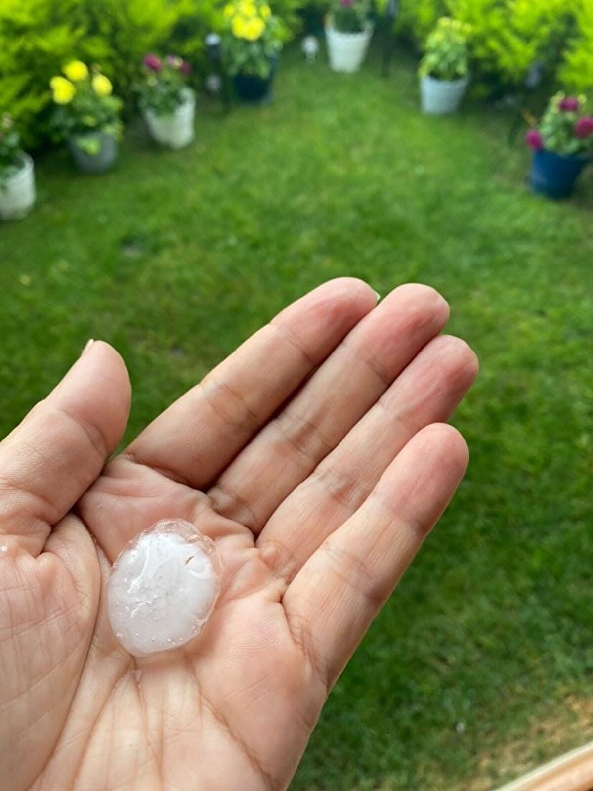 Yağış ve dolu nedeniyle bölgede trafik yoğunluğu da yaşandı.