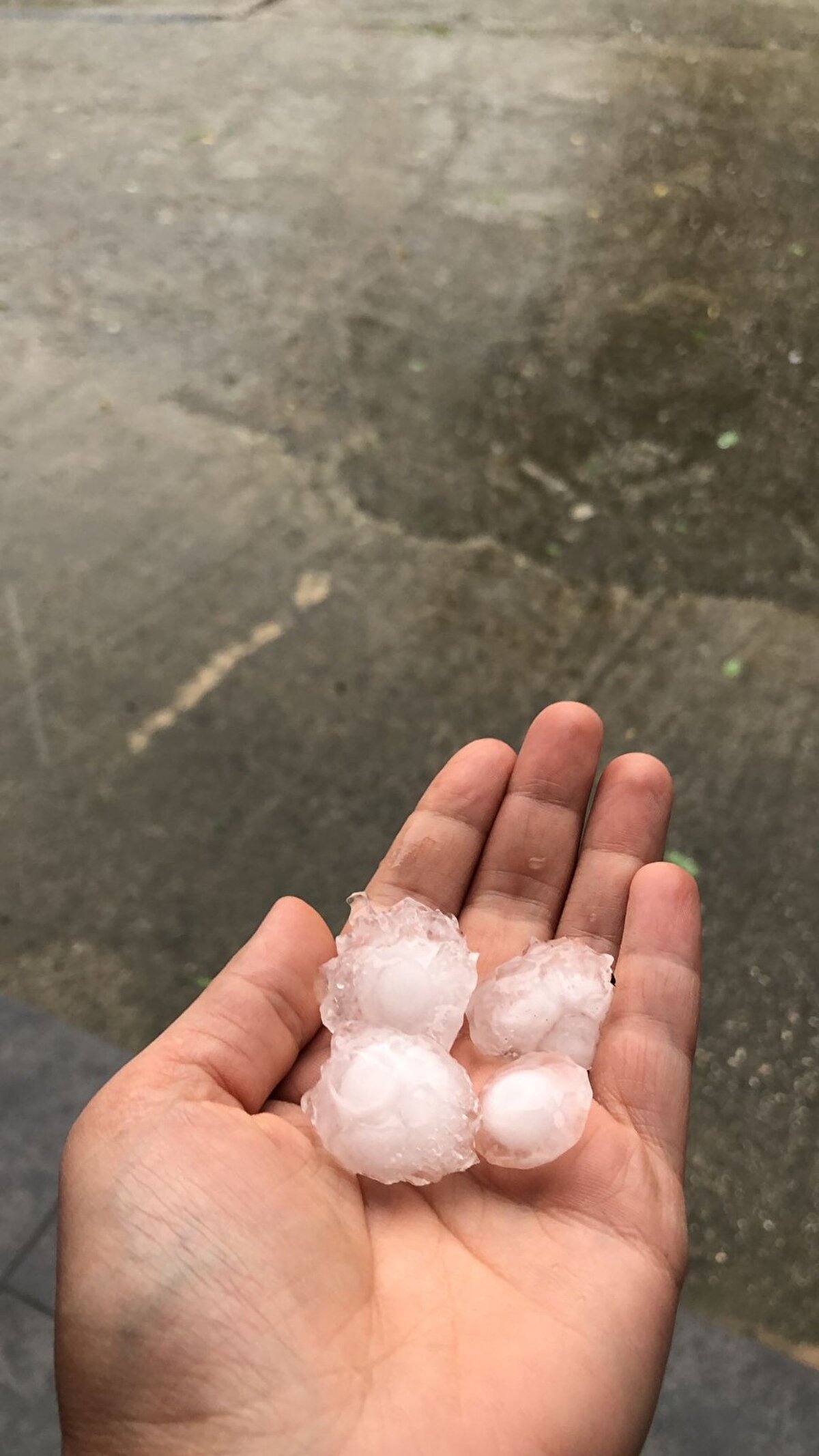 İlçede ceviz büyüklüğünde yağan dolu vatandaşlara zor anlar yaşattı.