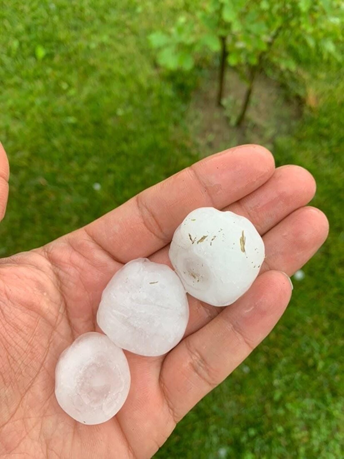 Yağış nedeniyle bazı caddelerde su birikintileri oluştu. Bazı alt geçitler sular altında kaldı. Seyir halindeki sürücüler araçlarını korumak için benzin istasyonlarına sığındı.