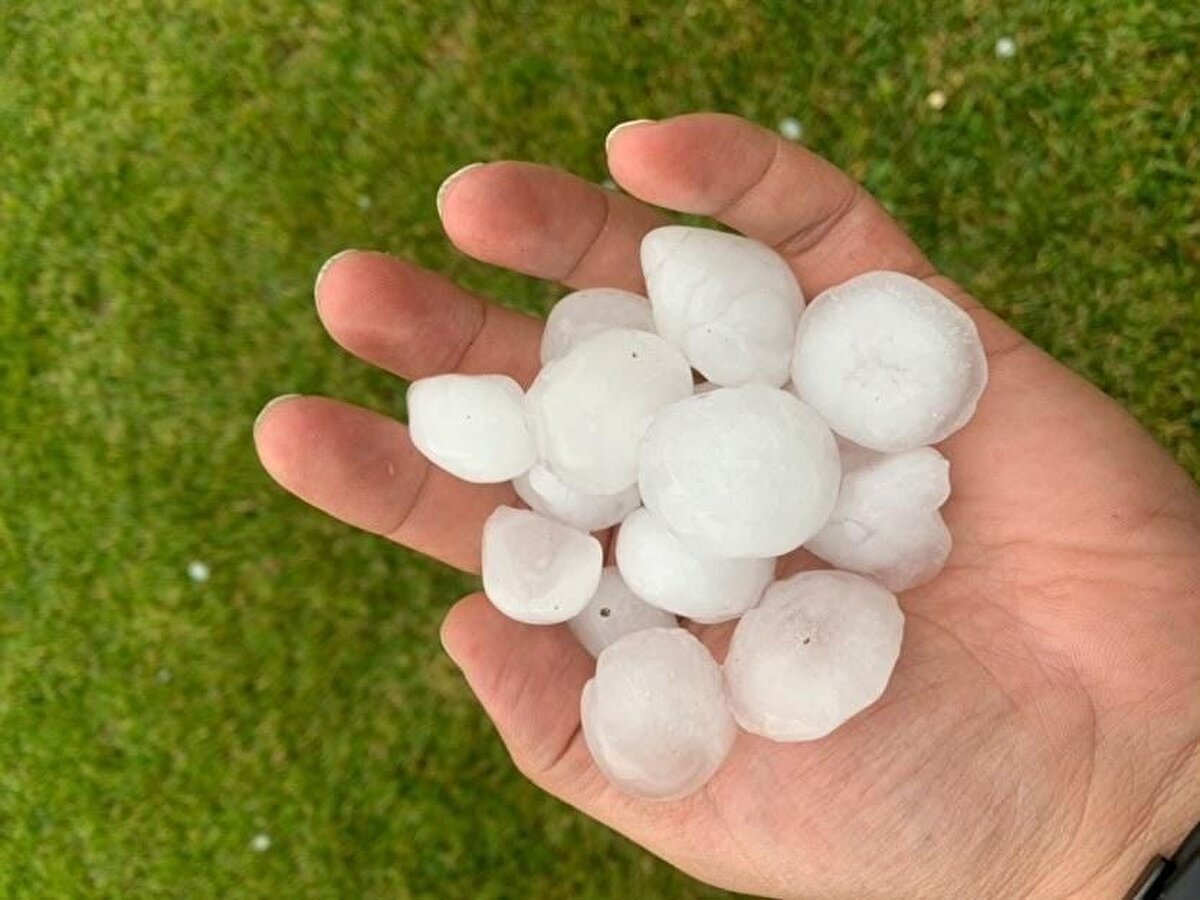 Silivri Kınalı mevkiinde öğle saatlerinde aniden bastıran yağmur kısa sürede yerini doluya bıraktı.
