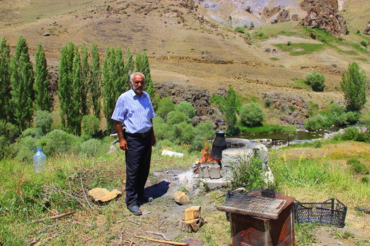 Köy için yüksek teklifler aldığını fakat istediği rakamı vermedikleri için henüz satmadığını belirten Şişman, “Benim gücüm olsa burayı satmam. Ben buraya 10 milyon lira para istiyorum. Zaten 100 bin lira yıllık geliri oluyor. Sıkıldım burada, hem bedenen hem maddi olarak. 6 ila 8 milyon lira arası teklifler geliyor'' şeklinde konuştu.