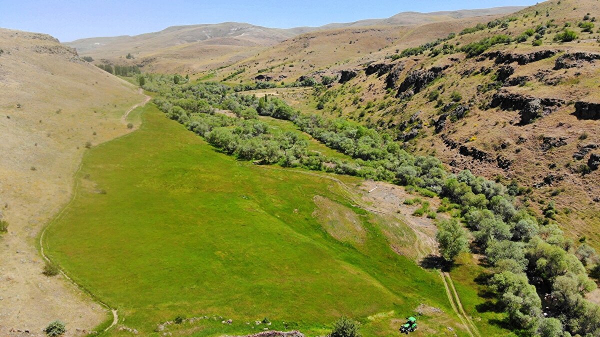 Her gün saatlerce 6 bin dönümlük araziye kurulu eski köyüne gitse de artık uğraşamayacağı için köyünü satma kararı aldı.