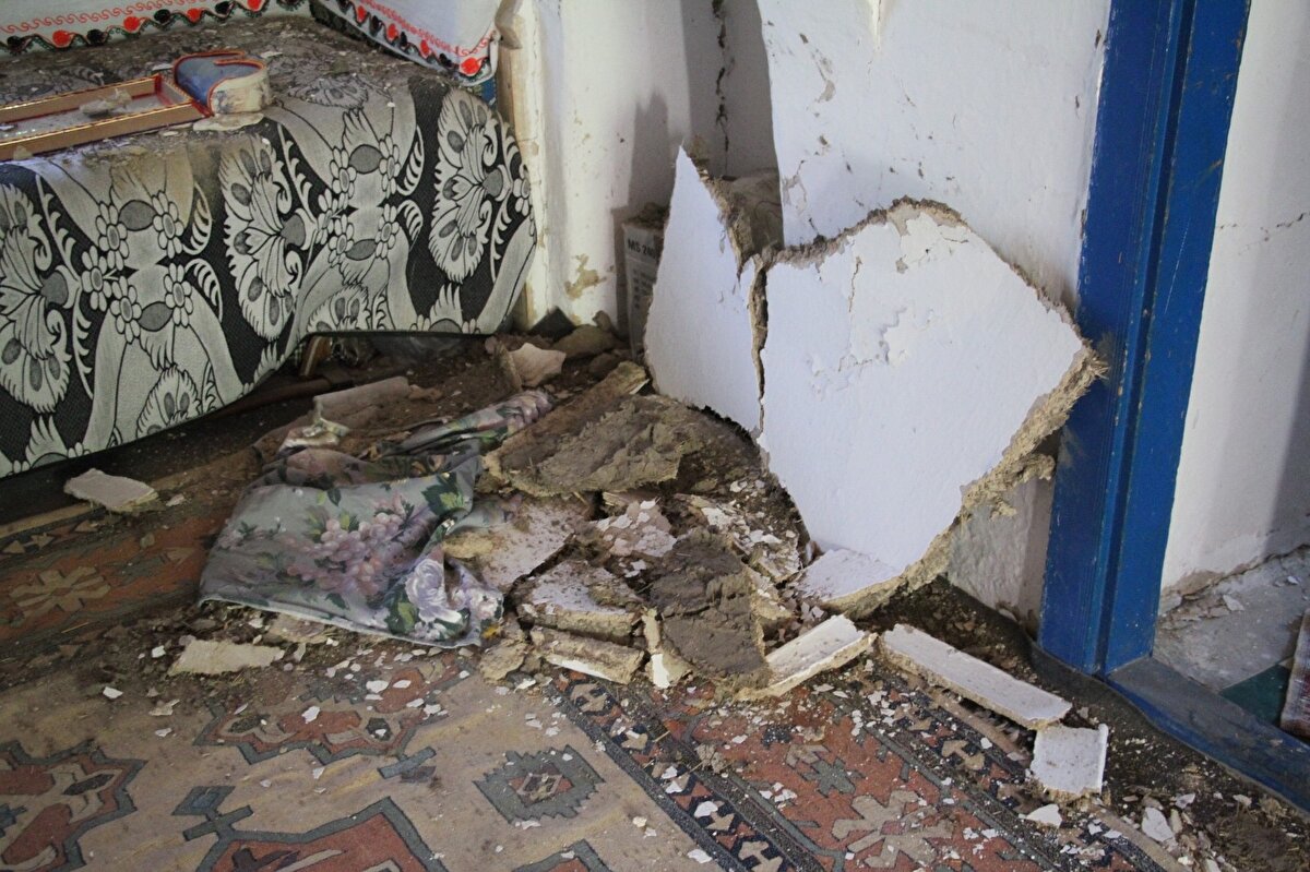 Balkonda otururken sallanmaya başladıklarını aktaran vatandaşlardan Mehmet Kılıç, deprem anını “Biz aşağı inerken surlar taşlar hep döküldü. Babam yazlık evdeydi. Babamı dışarı getirdim orada bayıldı. Nereye kaçtığımızı şaşırdık. Babamın depremde dili tutuldu. Sabaha kadar tarlada başında bekledim" diye anlattı.