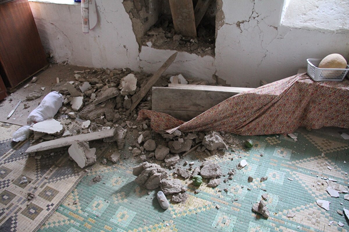 4 kişi oturup konuştukları sırada depremin olduğunu anımsatan Mehmet Ergün de “Aniden bir sarsıntı oldu. Dışarı çıktıktan sonra evlere ve sokaklara baktık hepsi perişan halde. Bizim evin iç tarafı komple gitmiş dışında ise bir şey yok” diye konuştu.