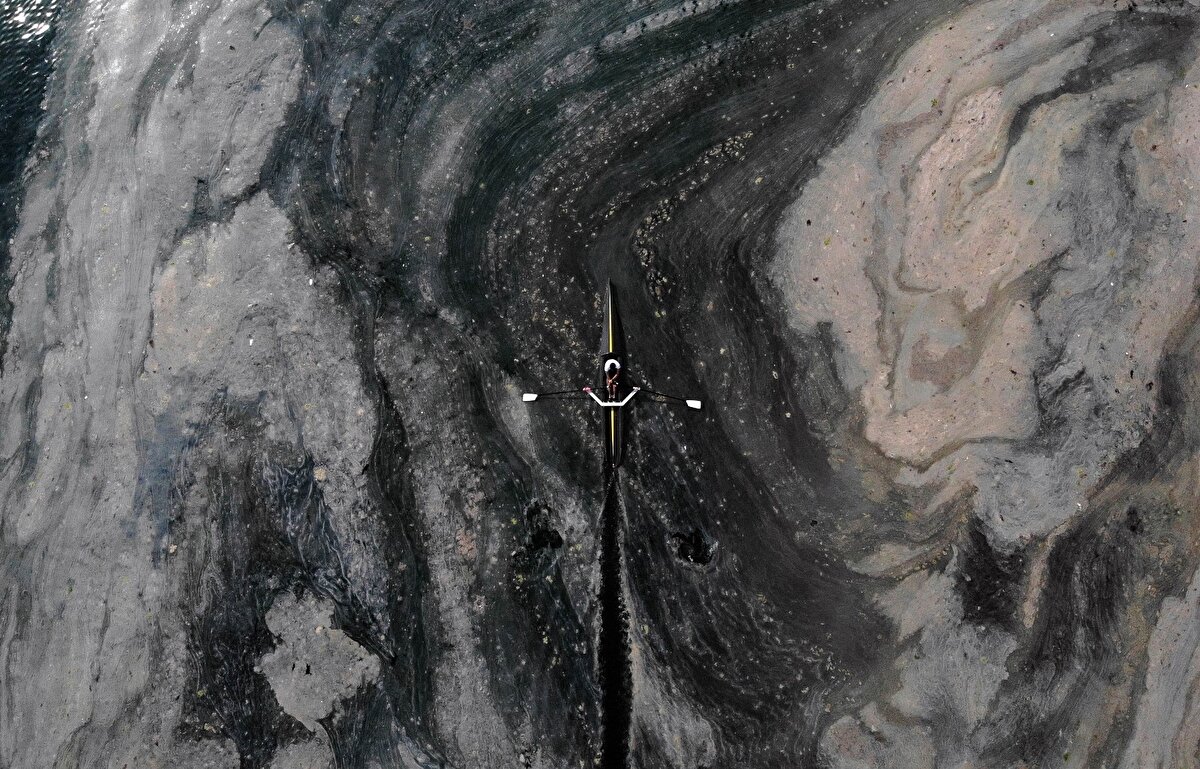 Ulaştırma ve Altyapı Bakanlığı ile İstanbul Büyükşehir Belediyesi ekipleri ise sahil kenarına getirdikleri araçları ile deniz yüzeyindeki salyayı temizlemeye çalışıyor.
