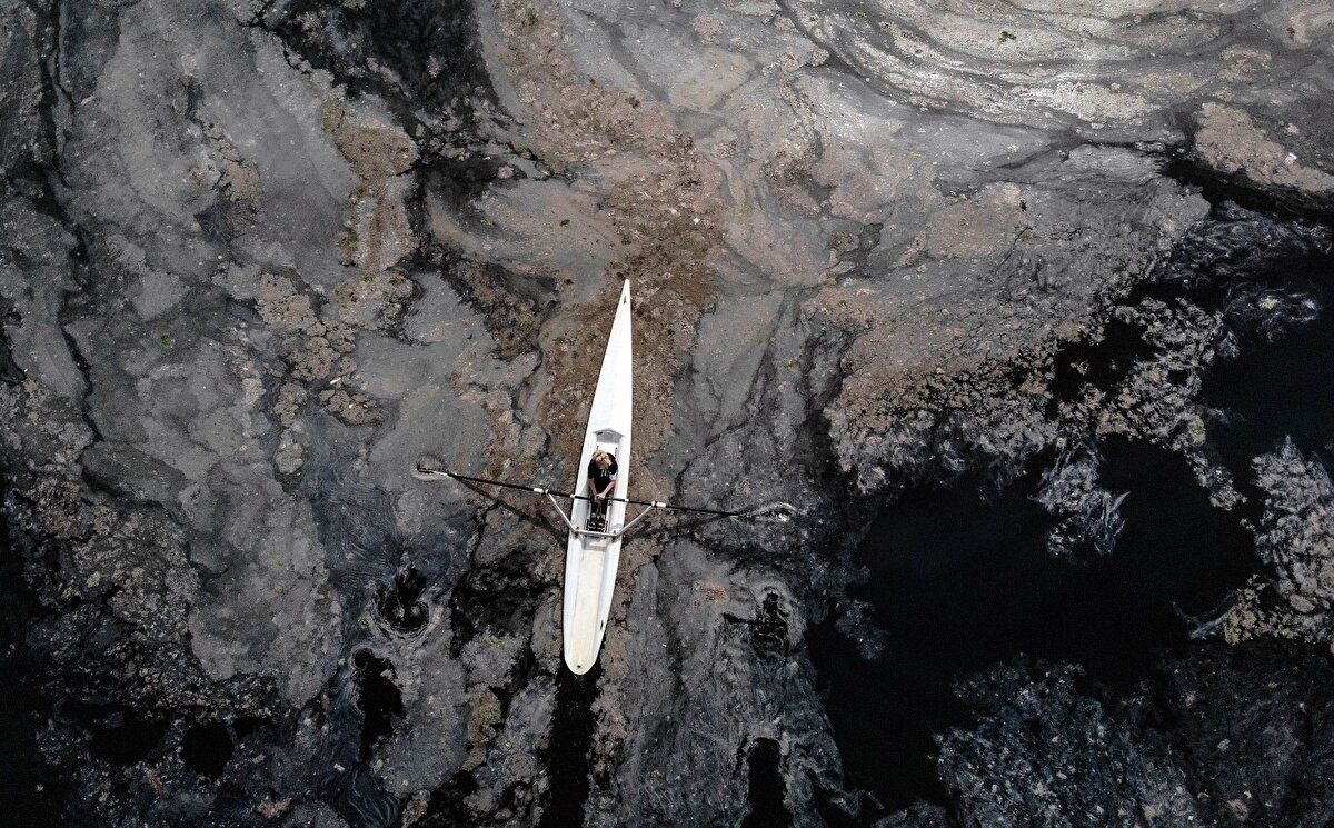 İstanbul’da sahil şeritlerinde zaman zaman yoğunlaşan deniz salyası istilasındaki son durum havadan görüntülendi.
