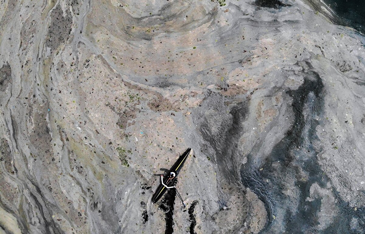 Yüzeyi salya ile kaplı iskeleden ayrılan bot ve teknelerin görüntüleri, felaketin boyutunu gözle önüne seriyor.
