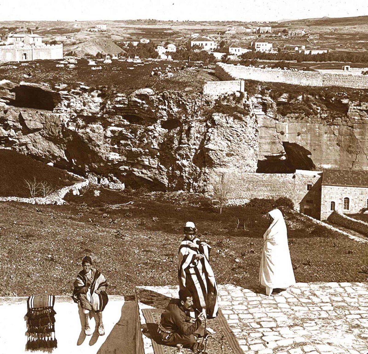 Golgota Tepesi. Kudüs surlarının hemen dışında yer alan ve Hz. İsa'nın çarmıha gerildiğine inanılan tepedir. Hz. İsa’nın çarmıhı sırtında taşıyarak cezasının uygulanacağı Golgota Tepesi’ne kadar izlediği yola Via Dolorosa (Gül Yolu ya da Elemli Yol) denir.