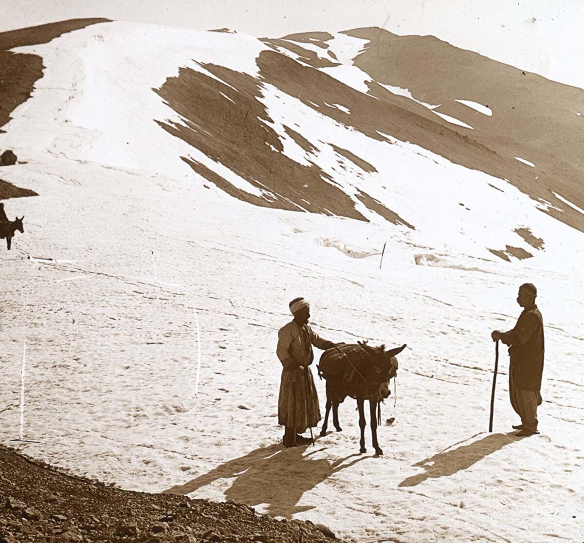 Hermon Dağı. Hermon ya da Heremun, (Arapça: Cebel el-Şeyh), Suriye-Lübnan sınırında ve Şam'ın batısında, dorukları karla kaplı bir dağ kütlesidir. Eteklerinde Şeria Nehri'nin iki ana kaynağı doğar. “Yasak (Yer)” anlamına gelen Hermon tarihte Sirion ve Senir olarak da bilinirdi. Hitit, Filistin ve Roma dönemlerinde kutsal bir yer olan dağ, Hz. Musa ve Yûşa‘ (Yeşu)  döneminde İsrailoğullarının ele geçirdikleri toprakların kuzeybatı sınırıydı. 