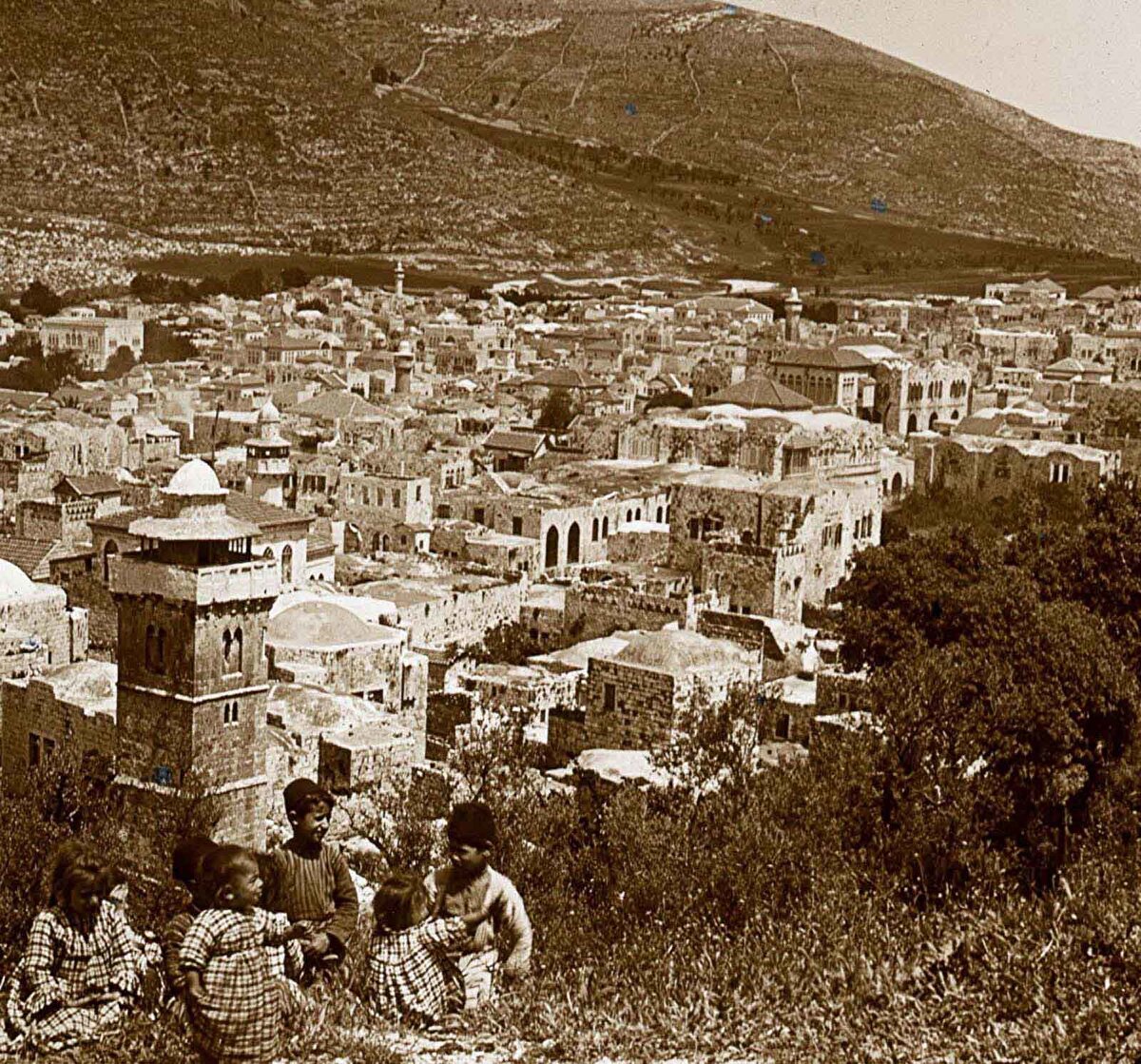 Şekem ve Ebal Dağı. Nablus’un diğer adı olan Şekem, kutsal Gerizim Dağı'nın yanında olduğu için, Gerizim’e nispeten “omuz” anlamına gelen bu isimle adlandırılmıştır.