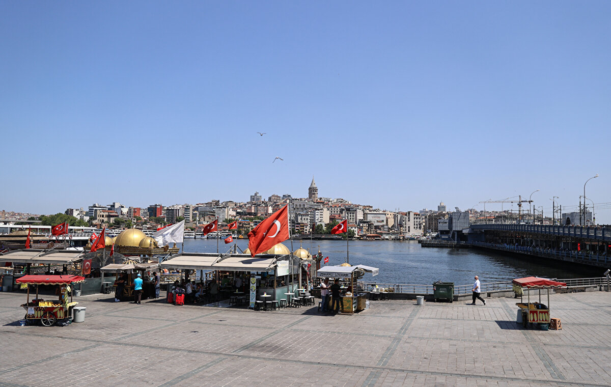 Haftalık verilere göre, bu hafta hastalarda zatürre oranı yüzde 2,9, yatak doluluk oranı yüzde 49,3, erişkin yoğun bakım doluluk oranı yüzde 63,3, ventilatör doluluk oranı yüzde 27, ortalama temaslı tespit süresi 8 saat ve filyasyon oranı yüzde 99,9 olarak kayda geçti.