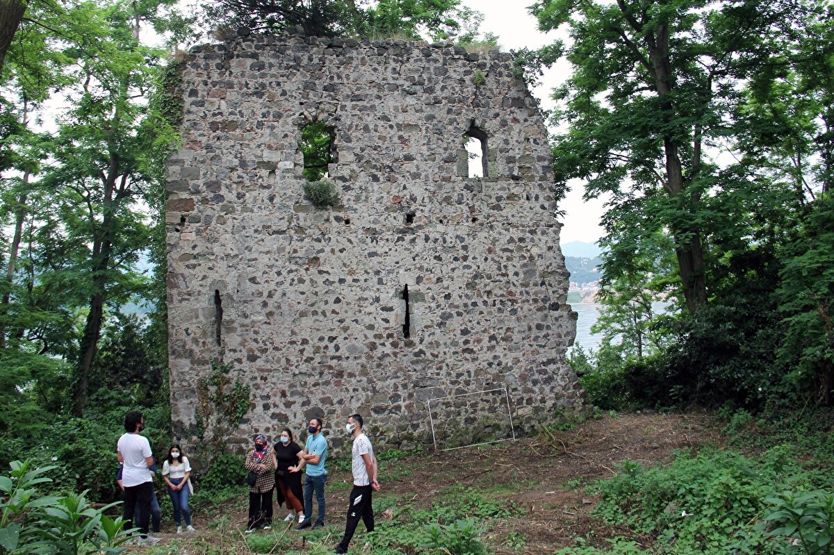 Kıyıdan 1,6 km açıkta olan ve tekneyle ulaşılan ada, Karadeniz'de karabatak ve martıların doğal olarak ürediği ve aynı zamanda göçmen kuşların uğrak ve dinlenme yeri olarak biliniyor.