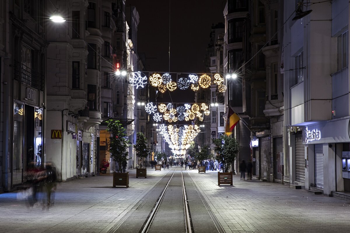 Pazartesi-cumartesi günleri saat 22.00'den sabah 05.00'e kadar olan ve pazarları ise tam gün uygulanan sokağa çıkma kısıtlaması ile sınırlama süresince uygulanan şehirlerarası seyahat kısıtlaması sona erecek.