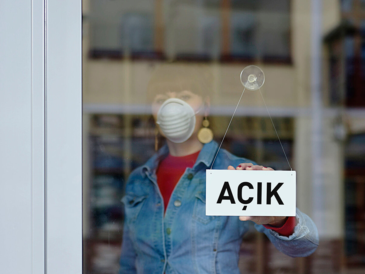 Tüm iş yerleri, ruhsatlarındaki faaliyet konusuna göre ilgili idare tarafından belirlenmiş olan açılış kapanış saatleri çerçevesinde faaliyet gösterebilecek.