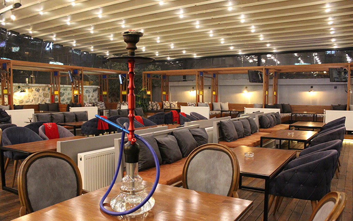 Kahvehane ve kıraathanelerde taş ve kağıt oyunları oynanabilecek. Bu işletmelerde de masalar arası mesafe 1,5 metre olacak, müşteriler maske takacak. Nargile salonu ve nargile kafeler kapalı olacak, konaklama tesisleri de dahil olmak üzere hiçbir iş yerinde nargile servisi yapılmayacak.