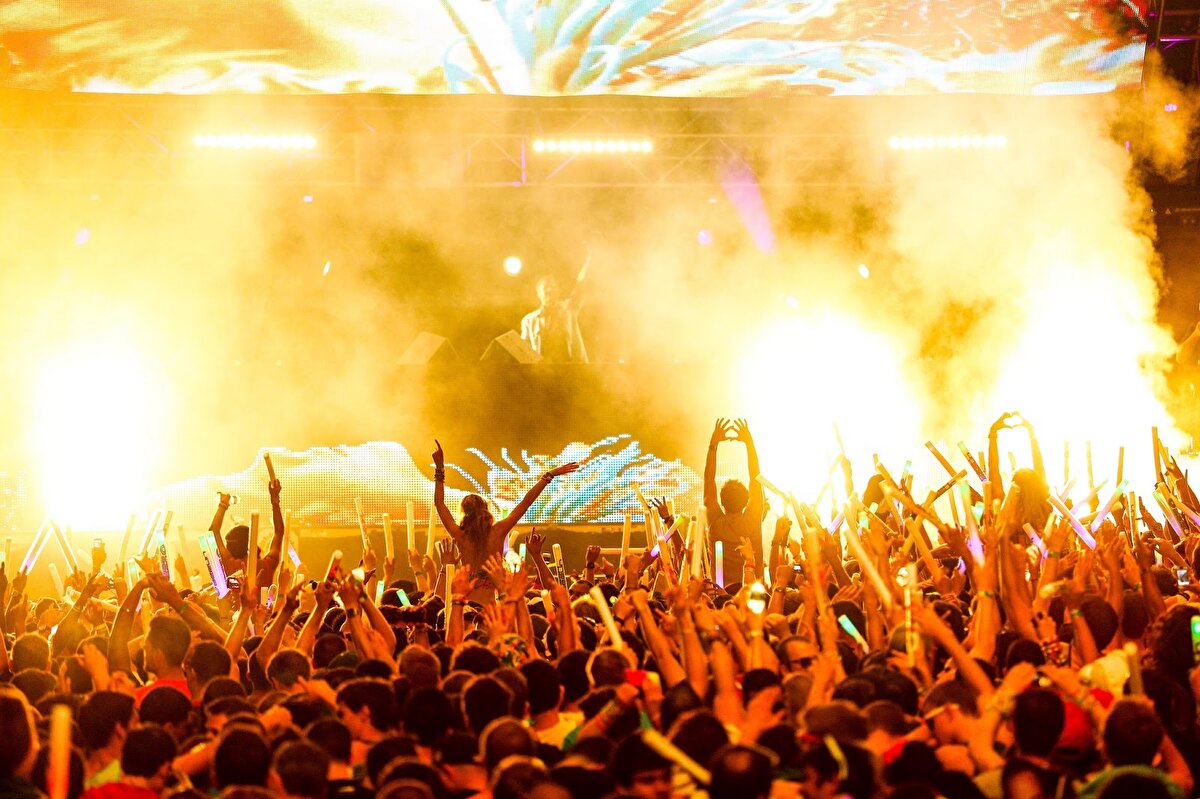 Konser, festival, gençlik kampı gibi etkinlikler, kişi başına asgari açık alanlarda 4 metrekare, kapalı alanlarda 6 metrekare yer bırakılarak düzenlenebilecek. Etkinliklere, Salgın Yönetimi ve Çalışma Rehberinde belirtilen kural ve esaslar ile temizlik, maske ve mesafe prensiplerine uyulmak kaydıyla izin verilecek.