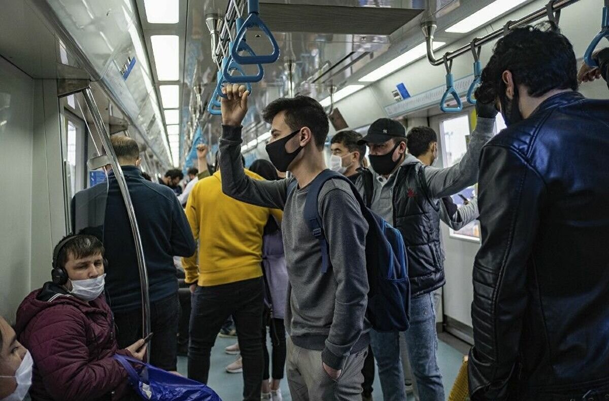 1 Temmuz'dan itibaren şehir içi veya şehirlerarası tüm toplu taşıma araçlarındaki yolcu ve koltuk kapasite sınırlandırmalarına son verilecek, ayakta yolcu alınabilecek ve maske takmak zorunlu olacak. 65 yaş ve üzeri vatandaşlar ile 18 yaş altı gençler ve çocuklar da şehir içi toplu taşıma araçlarını saat sınırlaması olmaksızın kullanabilecek.