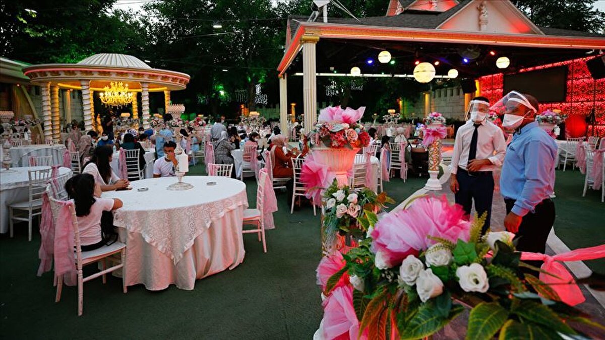 Nikah ve düğünlerde, kapalı yerlerde uygulanan kişi başına asgari 6 metrekare yer bulunması şartı devam edecek, katılımcı sayısı sınırlanmayacak. Nikah ve düğünlerde yiyecek ve içecek ikramı 15 Haziran'dan itibaren yapılabiliyordu. Bu uygulamaya devam edilecek ancak yeni dönemde bu etkinlikler sırasında canlı müzik dahil müzik yayınına saat 24.00'e kadar izin verilecek.