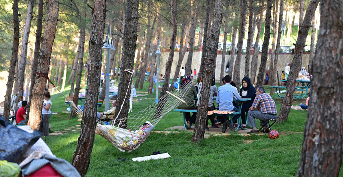 Piknik ve mesire alanlarında metrekareye 4 kişi düşecek şekilde ziyaretçi planlaması yapılacak. Piknik alanlarında bulunan masaların arasında en az üç metre mesafe bulundurulacak. Mangal yakılabilecek.