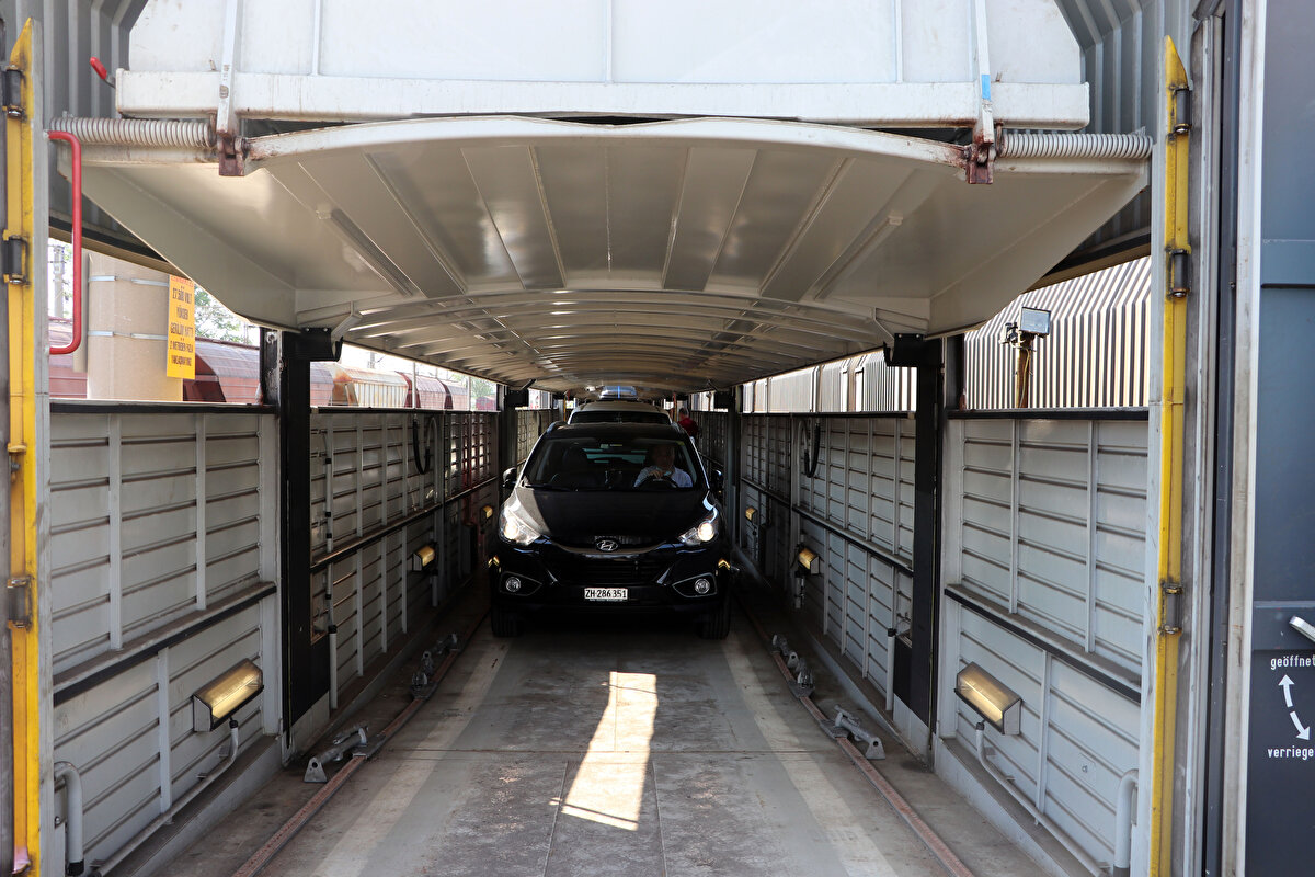 Uzun saatler süren sıla yolculuğunu direksiyon başında yorularak geçirmek istemeyen gurbetçiler, araçlarını vagonlara yükledikten sonra Türkiye'ye gelene kadar rahat ve konforlu şekilde seyahat edebiliyor. Avusturya Villach'tan Türkiye'ye yolculuğunda 1400 kilometre yol alan "Optima Ekspres"; Slovenya, Hırvatistan, Sırbistan ve Bulgaristan güzergahından Kapıkule Tren Garı'na ulaşıyor.