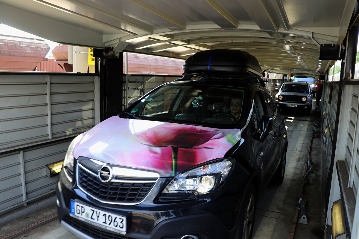 Gümrükteki işlemlerin ardından Edirne merkezindeki Ayşekadın Garı'na gelen trenin, kalkış ve varış noktası arası yaklaşık 32 saat sürüyor. Arabalı tren bilet fiyatları, yolcuların seçtiği vagon sistemine göre ve taşınacak aracın özelliklerine bağlı olarak değişiklik gösteriyor. Yolcu sayısı ve araç yüksekliğine göre, bilet fiyatları kişi başı 149 eurodan (1.545 TL) başlıyor.