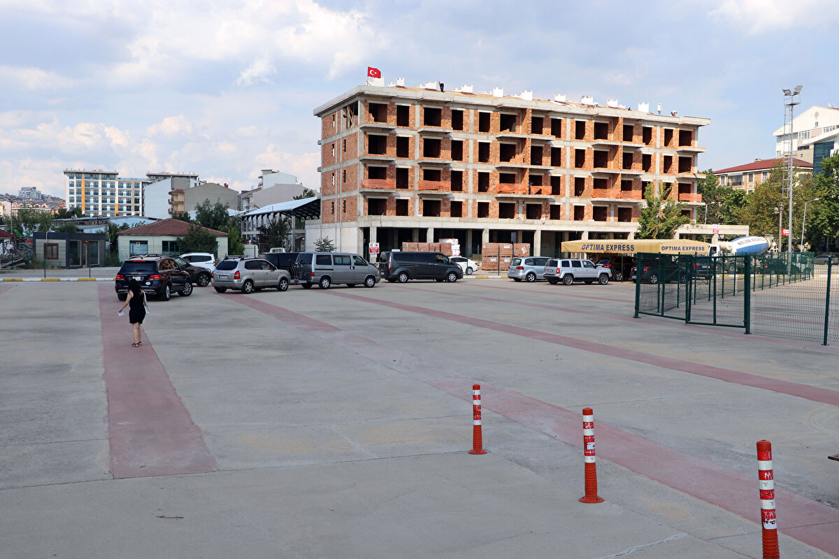 Almanya'dan gelen 64 yaşındaki Ayşe Öztürk, arabalı treni tercih ederek yorulmadan konforlu şekilde seyahat ettiklerini söyledi. Treni daha çok yaşı ilerleyen gurbetçilerin tercih ettiğini aktaran Öztürk, "Yaşlandığımız zaman treni tercih ettik. Çünkü önceden gençlik vardı, yollar bize kısa geliyordu. Şimdi arabalar yepyeni ama gençlik elden gitti. Bundan dolayı treni tercih ediyoruz. Yattığımız yerden rahat bir seyahatle geliyoruz" ifadelerini kullandı.