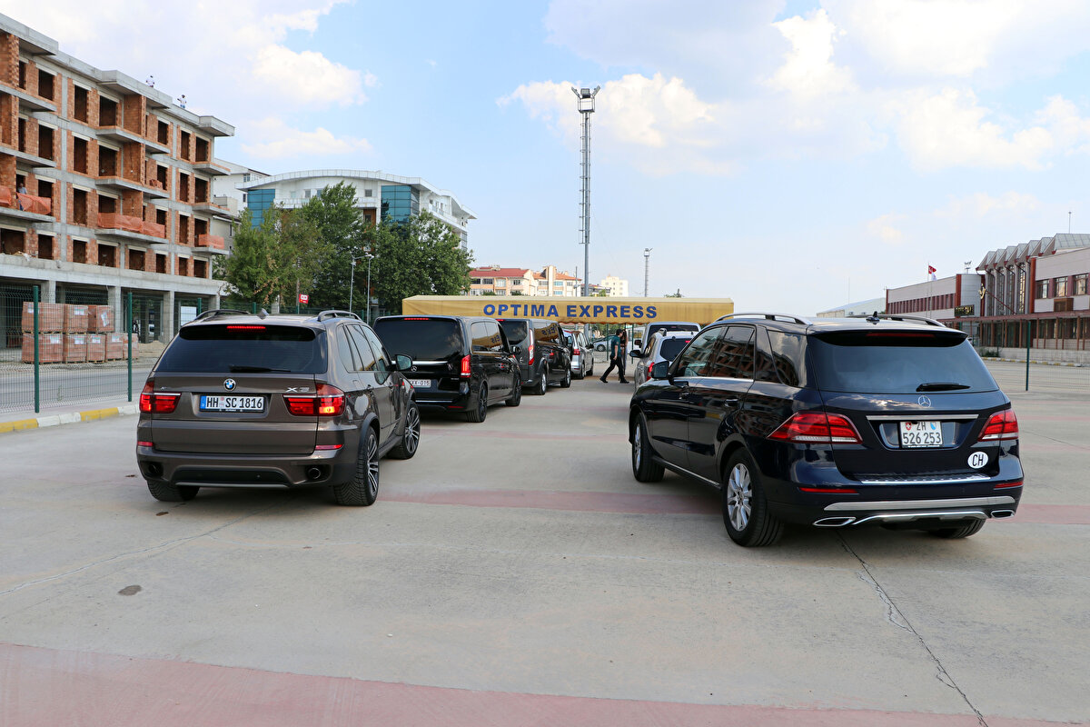 Nuri Gül ise trenle seyahatin kendisi için kolaylık olduğunu Türkiye geldikleri için çok mutlu olduklarını belirtti.