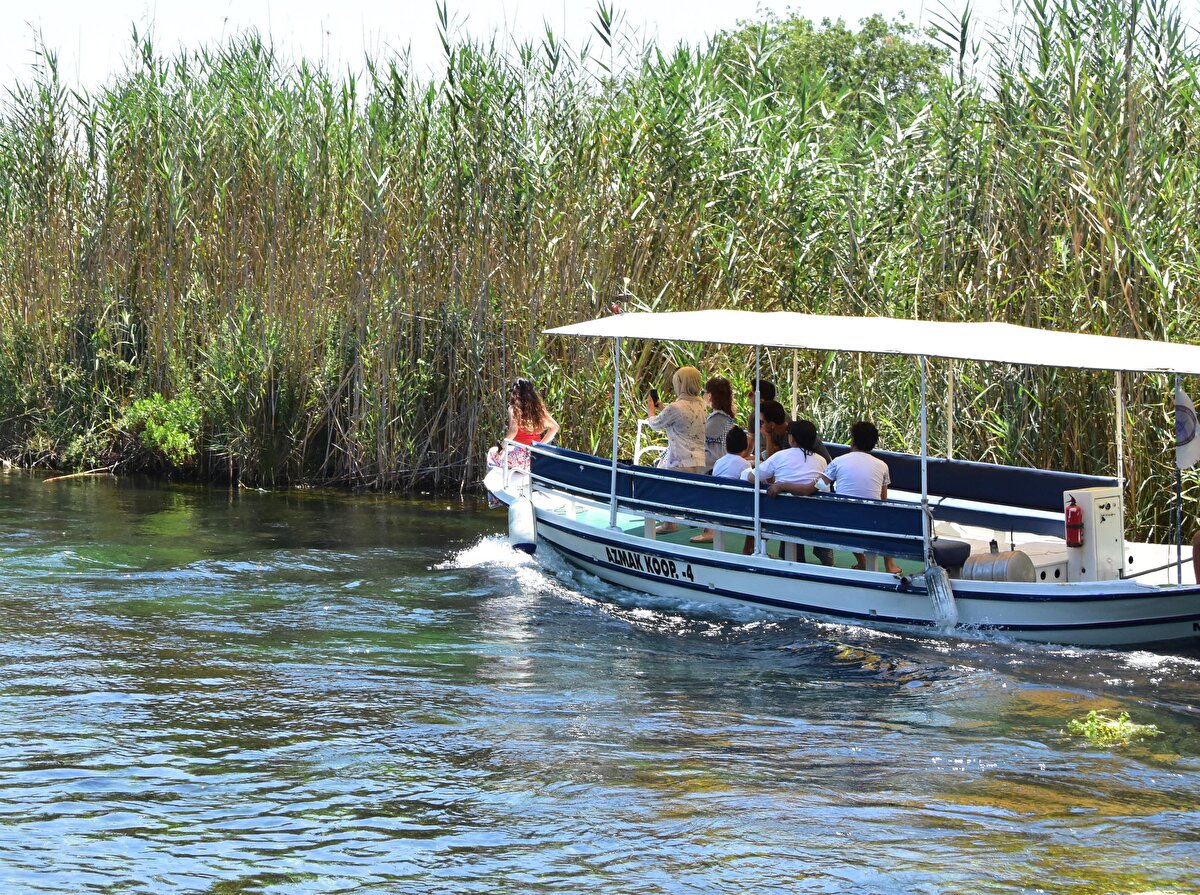 Tabelalarda şu ifadelere yer verildi:

"2872 Sayılı Çevre Kanunu ile 644 ve 383 Sayılı KHK'nın 10-a maddesi çerçevesinde, Özel Çevre Koruma Bölgesi'nde kalan Kadın Azmağımızın su seviyesinin azalması, içine girilmesinden kaynaklanan canlıların yaşam alanlarının zarar görmesi, sürekli kirlenmesi ve içine çöp atılması gibi sorunları ortadan kaldırmak, bu hazinemizi bir önceki kuşaktan devraldığımız haliyle bir sonraki kuşağa aktarabilmek için alanın geçici bir süreyle kapatılması kararı alınmıştır. Anlayışınız için teşekkür ederiz. "