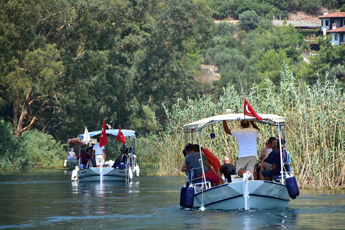 Su kaynaklarının kontrol edilmesi gerektiğinin altını çizen Özçelik, "Kadın Azmağı dediğimiz yer karstik pınar şeklinde. Çok çeşitli canlılar yaşıyor. Ula Belediyesi'nin, ' biyolojik çeşitliğinin korunması, canlı hayatının sürdürülebilir olması ve turizmin canlı tutulması' anlamında doğru bir karar aldığını düşünüyorum. Sürdürülebilir, doğa ve turizm dengesini korumamız gerekiyor" dedi.

