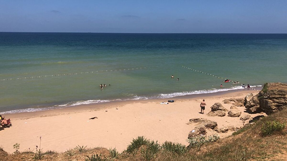 Şile Alacalı sahilinde denizin rengi çevredeki maden ocaklarından gelen çamur ile kahverengi oldu. İddialara göre, bölgeye yakın olan bazı maden ocakları atık depolarında biriken atıkları, yağmurlu havayı bahane edip depo kapaklarını açarak derelere bırakıyor. Bu atıklar ise derelerin kirlenmesi ile birlikte denizin de kirlenmesine neden oluyor.