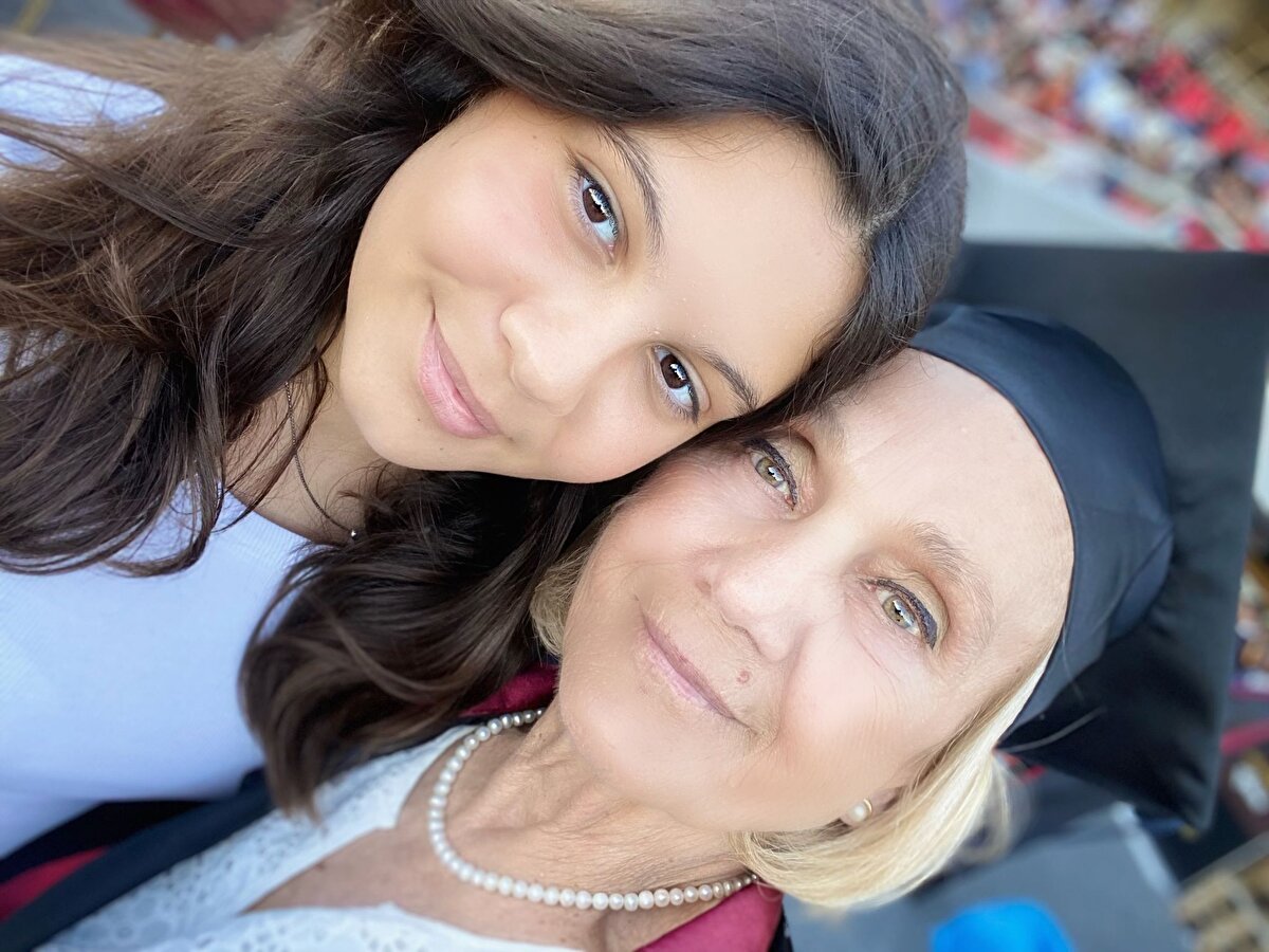 Mezuniyet törenine gelenler, mezun doktor adaylarının yanında, oldukça yaşı ilerleyen bir mezun doktor görünce, şaşkınlıklarını gizleyemediler.  Her sene doktor olan öğrencileri için mezuniyet düzenleyen Cerrahpaşa Tıp Fakültesi'nde, bu sene bir ilk yaşandı.  Yıllar önce tıp eğitimi hayali kuran, 74 yaşındaki Nimet Süner, bu sene mezun olarak doktor oldu.   