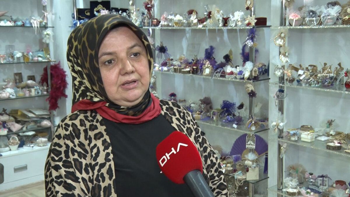 Üsküdar’da bir düğün organizasyon ve davetiye işletmesi olan Hülya Savaş, “Pandemiden sonra QR kodlu davetiye taleplerinde artış başladı. Bu artış davet sahipleri ve davetliler açısından bir kolaylık oldu. Aslında hijyen açısından da iyi bir uygulama oldu” şeklinde konuştu.  