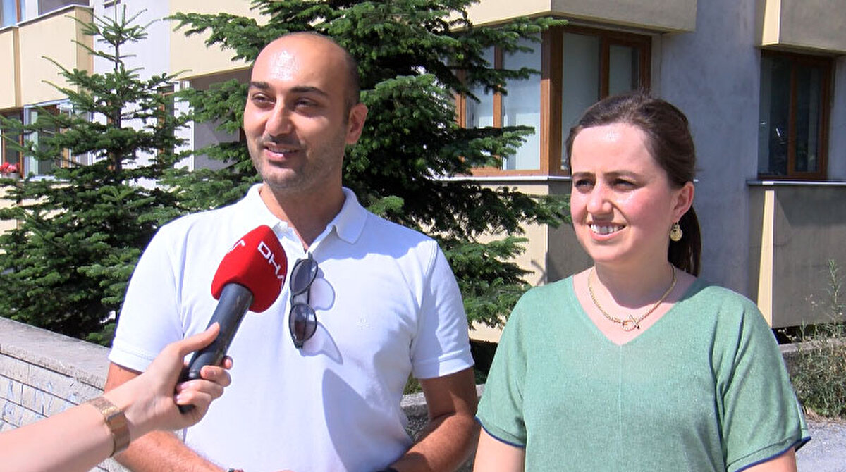 2020’nin kasım ayında hayatlarını birleştiren Şafak ve Merve Kömürlü çifti, QR kodu kullanarak nikahlarına katılamayan yakınlarına davetiye gönderdi. Süreçten bahseden Şafak Kömürlü, “Davetiye bastırırken bir video da hazırladım ben. Videonun sonuna önce IBAN numaramızı eklemiştim ama biraz tuhaf olmuştu. Sonra internetten biraz araştırma yapınca dijital takı platformu ile tanıştım. Önce kendimiz rastgele bir davet oluşturup uygulamayı test ettik. Daha sonra hazırlamış olduğum videonun sonuna uygulamada edindiğimiz QR kodu ve ismini ekledik. Böylece sevdiklerimize, eşimize, dostumuza davetiyelerini göndermiş olduk. Onların arasından nikaha gelemeyenler, takılarını bu şekilde bize ilettiler” dedi.  Merve Kömürlü ise, QR kodlu davetiyenin avantajlı olduğunu söyleyerek, “Düğün, nikah yaptıktan sonra öncelikle kimin ne taktığına bir bakılıyor hem çiftler hem de aileler tarafından. Ama biz QR kodlu davetiyelerimiz ile bu durumu ortadan kaldırdık. Çünkü hesabımıza direkt kimin ne taktığını görmüş olduk. Bir diğer avantajı da takıları koymak için kasa edinme kaygımız olmadı. Kendi altın hesabımıza yattığı için kolaylıkla işlemlerimi yapabildik. En önemlisi de düğünlerde, nikahlardaki takı töreni. Bu da gelin ve damat üzerinde büyük bir yük oluyor. Bu sayede böyle bir derdimiz de olmadı. Bunu pandeminin bize sağladığı fayda olarak değerlendirebiliriz aslında” diye konuştu.   