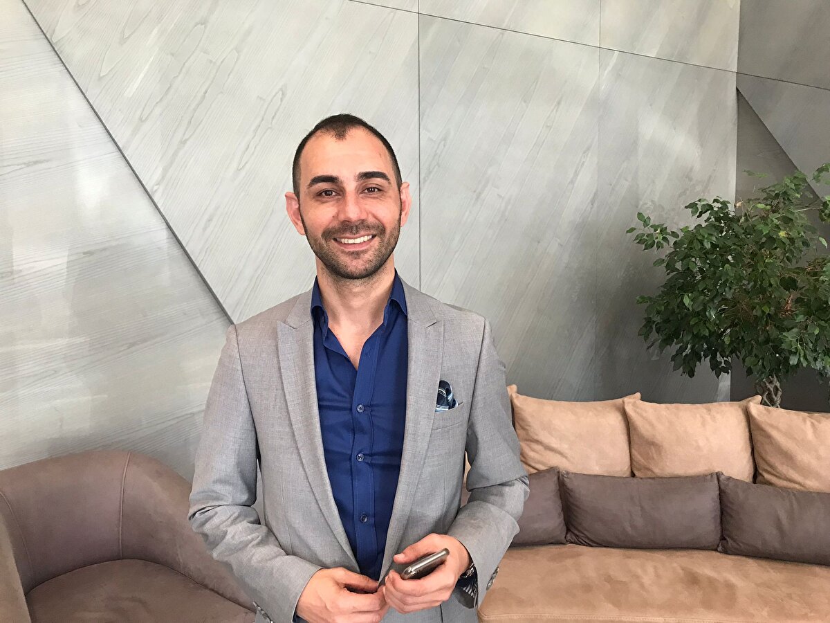 takıtak.org kurucusu Tolgahan Acar, pandeminin ilk dönemlerinde çiftlerin ve ailelerinin organizasyonlarının ertelenmesi ve beraberinde ‘takı’ kaygısı duymalarının mobil takı uygulamalarına ilgiyi artırdığını söyledi. Acar, “Pandemi nedeniyle düğünlerde de sıkıntılar yaşandı. Çiftler kısıtlamalardan dolayı düğünlerini ertelemek durumunda kaldı. Ancak ailelerin takı merasimi, takı toplayamama gibi farklı bir bakış açıları oldu. Pandeminin kişilere öğrettiği, bu organizasyonların dijital ortamlara geçişi oldu. Bu durum kişilerin davetiyelerine IBAN yazmasına, QR kod bastırmasına ya da bunu dijital ortamda bir uygulama üzerinden paylaşmasına olanak sağladı. Bu bağlamda dijital davetiyelerin kullanımı da sıklaşmaya başladı. Kişiler kendi davetiyelerini, seçtikleri görsellerle süsleyip davetlerine erişilebilecek linkleri ya da QR kodları, davetiye videolarının içerisine gömmüş oldular. Bu geri bildirimlerle biz de geliştirdiğimiz uygulama ile hazırlar, ücretsiz bir şekilde davetiyelerini üretir olduk” dedi.  