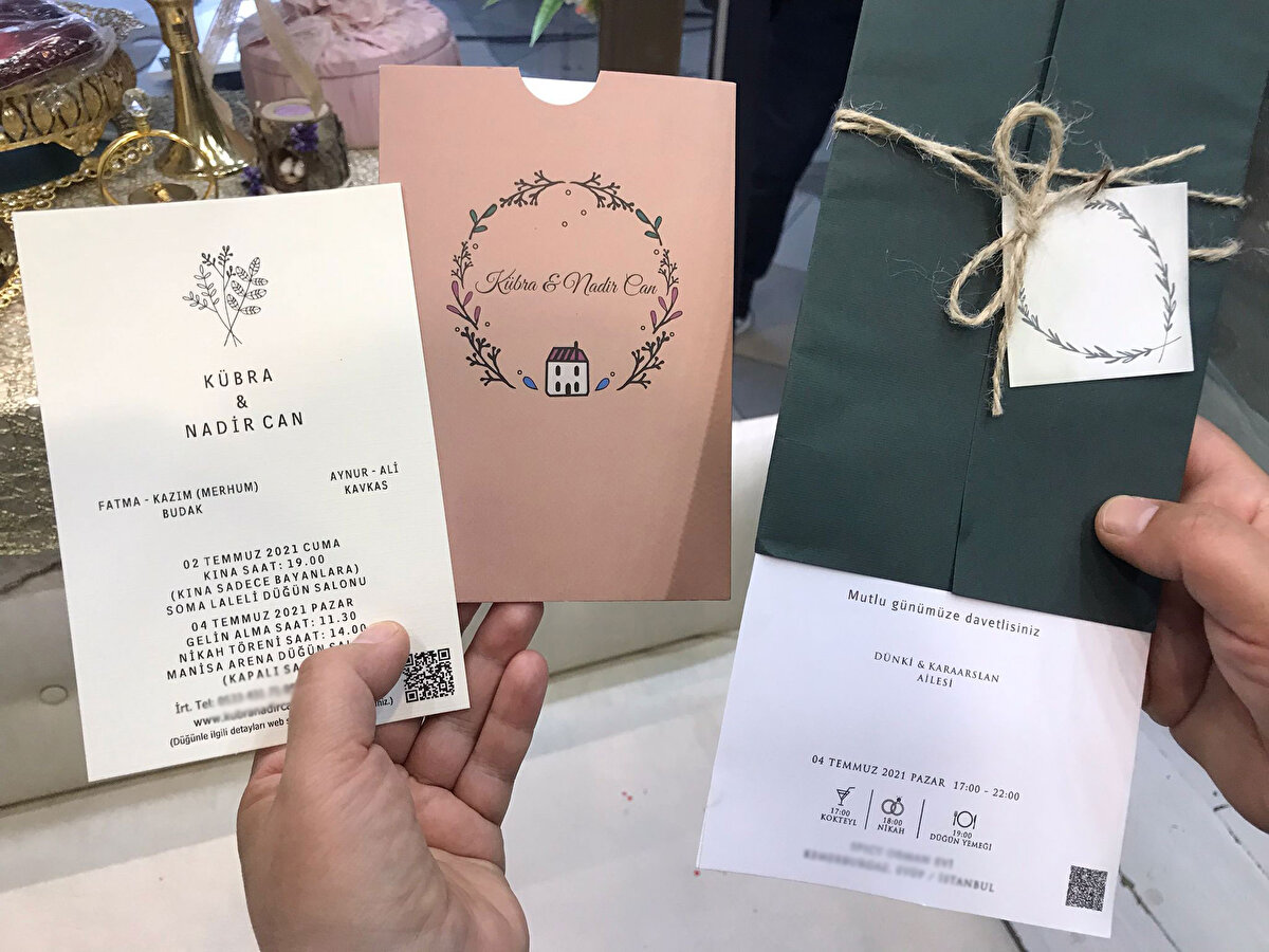 Mobil uygulamaların davet sahiplerine ve davetlilere kolaylık sağladığını dile getiren Acar, kullanımlarının da basit olduğunu söyleyerek, “Uygulama 3 adımda takıları toplama ya da takıları gönderme olanağı sunuyor. Örneğin evlenecek çiftler uygulamayı ücretsiz bir şekilde indirdikten sonra, kendi vadesiz hesaplarının IBAN bilgilerini girerek daveti kolaylıkla oluşturabilir durumda oluyor. Oluşturulan davete QR kod ve bir bağlamda bir link üretilir. Davet sahipleri bu kodu veya linki ister sosyal medya hesaplarından isterlerse davetiyeye bastırarak paylaşmış olurlar. Davetliler de bu bağlamda, davete erişerek göndermek istedikleri tutarı veya altını göndermiş olurlar” ifadelerini kullandı.  