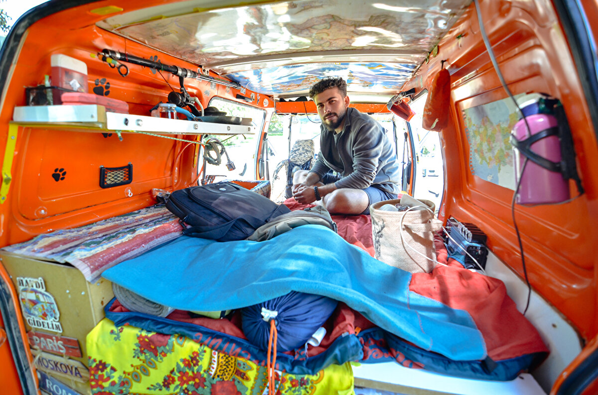 Konya Ticaret Odası (KTO) Karatay Üniversitesi'nde Psikoloji eğitimi gören Avşar, yurt ya da evde kalmak yerine karavanı tercih ediyor.