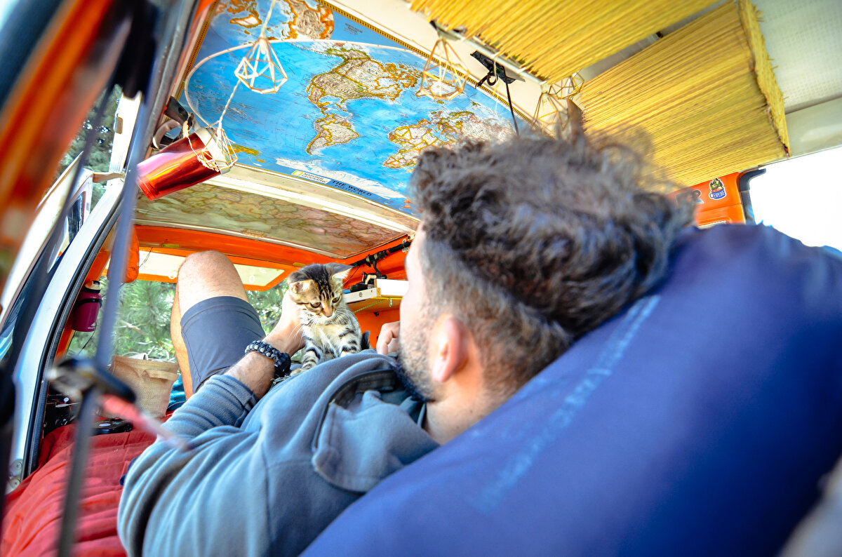 En büyük gideri yakıt olan Avşar, dağlardan topladığı doğal ürünleri gittiği yerlerin pazarında satarak ya da kısa süreli işlerde çalışarak elde ettiği ücretle masraflarını karşılıyor.