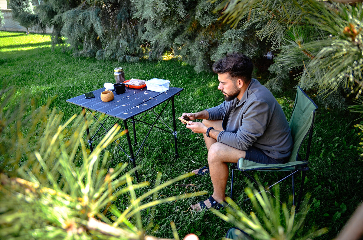 Avşar, macerasının, otostopla Türkiye'yi gezme hayaliyle başladığını söyledi.
Anadolu'nun birçok yerini iki yıl otostopla gezdikten sonra karavan hayatına geçmeye karar verdiğini anlatan Avşar, atıldığı maceranın fiziksel ve ruhsal yönden yaşamını olumlu etkilediğini belirtti.