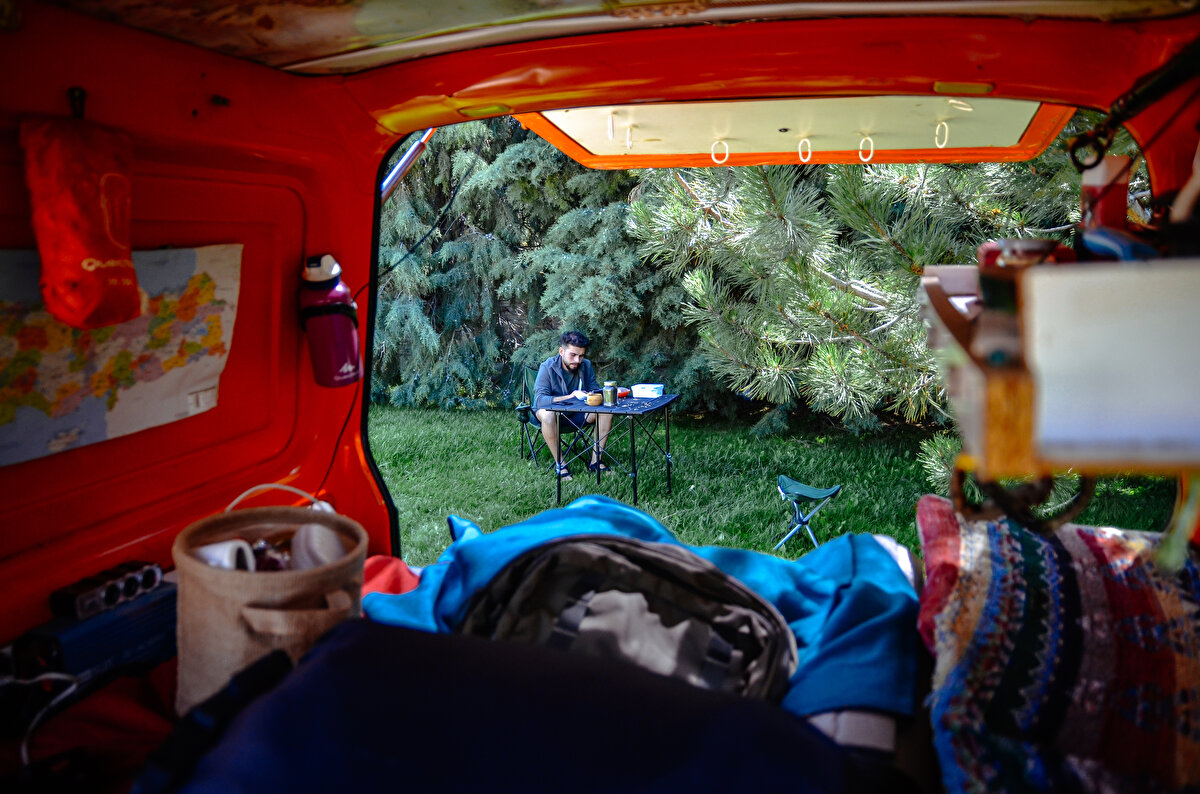 Her sabah, karavanının tavanına kaplattığı Türkiye ve dünya haritalarına bakarak yeni güne uyanan Avşar, yeni yerler keşfederek hayalini gerçekleştirmenin mutluluğunu yaşıyor.