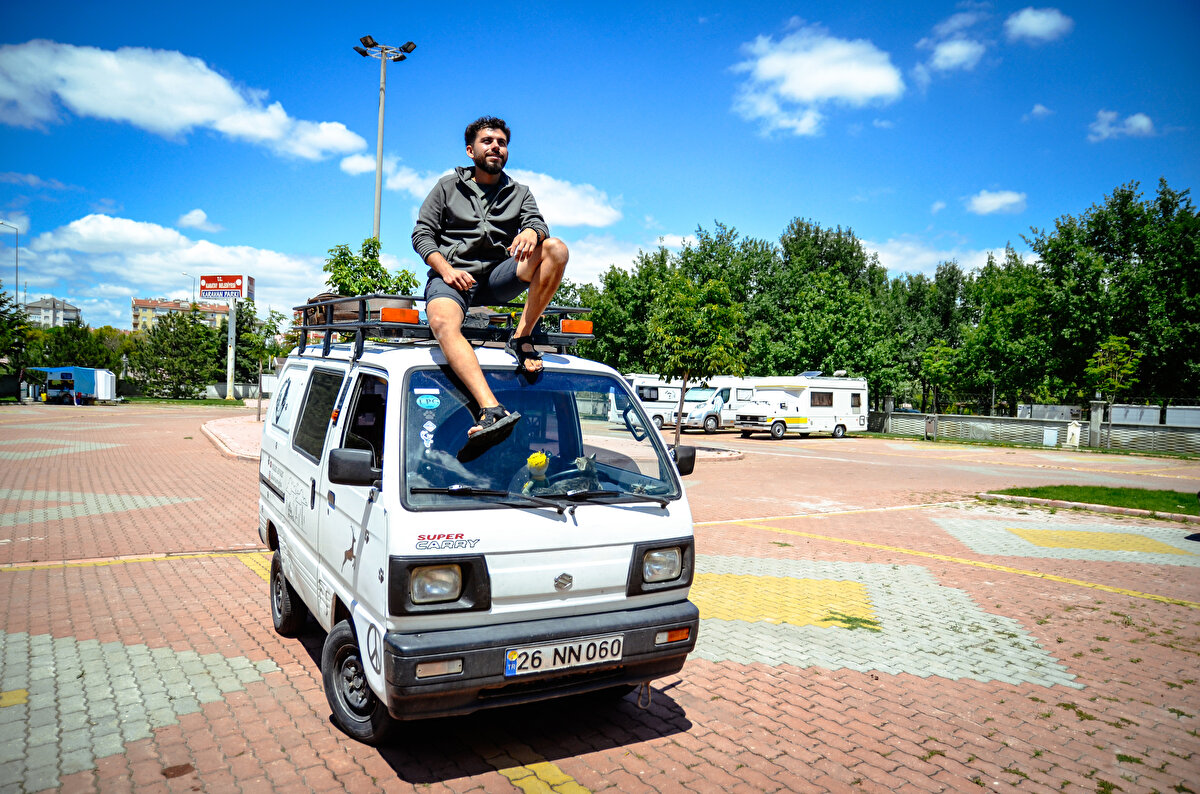 Hayalini gerçekleştirmek için 2,5 yıl önce bir sebzeciden aldığı aracı kendi tasarımıyla karavana dönüştüren 24 yaşındaki Avşar, kısa zamanda Türkiye'nin birçok bölgesini gezdi.