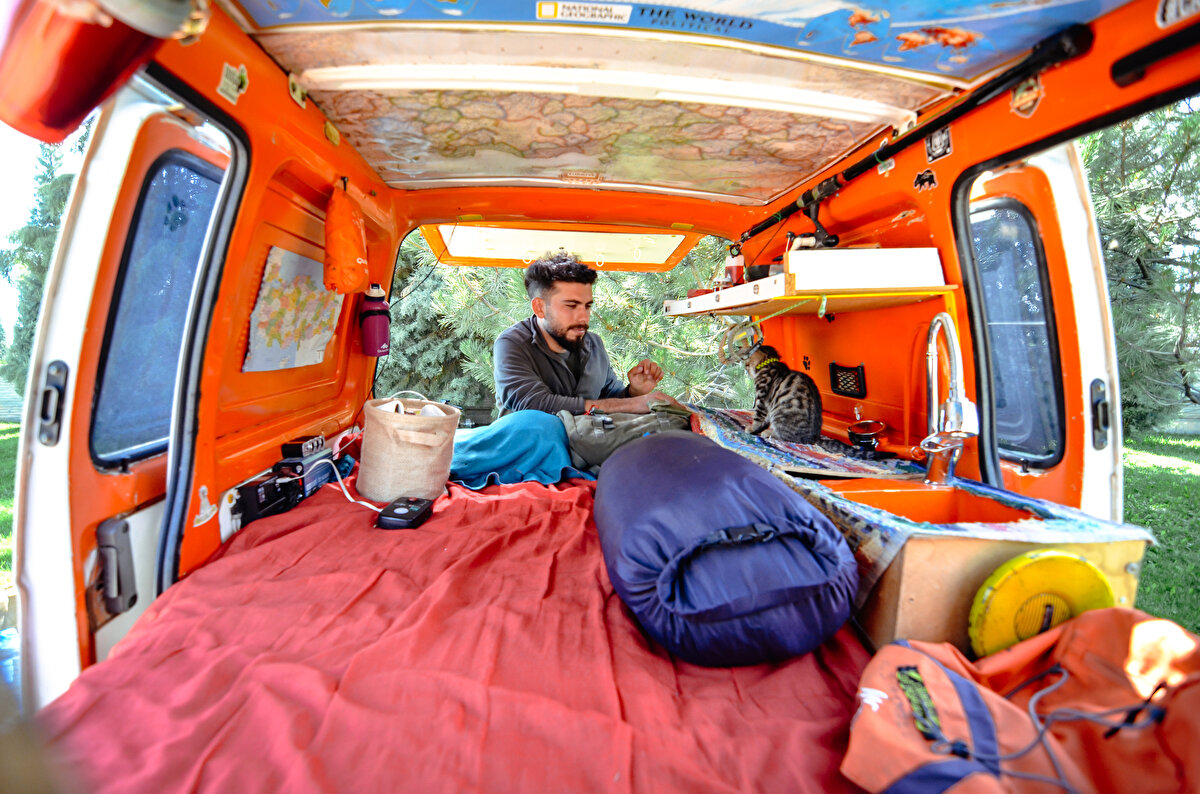 Yaşadığı günlerin birbirinden farklı olduğunu dile getiren Avşar, "Yurtta yaşayan bir öğrenci olsaydım sabah derse gidip, her akşam belki arkadaşlarımla aynı kafede oturacaktım. Kafeyi değiştirsen bile diğer her şey yine aynı olacaktı. Benim buradaki hayatım öyle değil. Bir gece burada yatmak istemezsem karavanımı çekip başka bir yerde yatıyorum" diye konuştu.