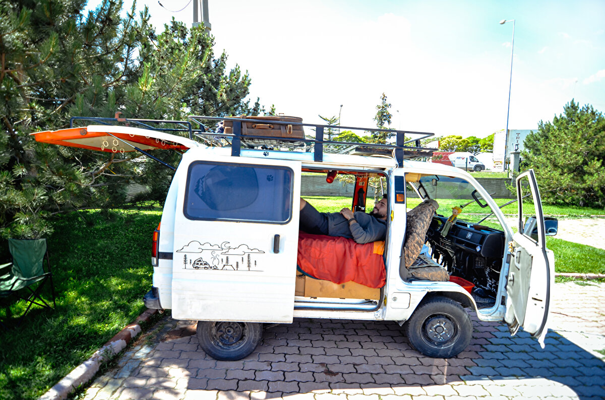 Avşar yaşadığı hayatı şöyle tarif etti:
"Birçok zamanım aslında Küpşeker'in içinde geçiyor. Benim için vazgeçilmez oldu. Şu an bir hayat felsefesi gibi geliyor. Hani 1+1, 2+1 evler var ya ben '1+sonsuz' evde yaşıyorum. Dışarı çıktığım anda her yer benim."