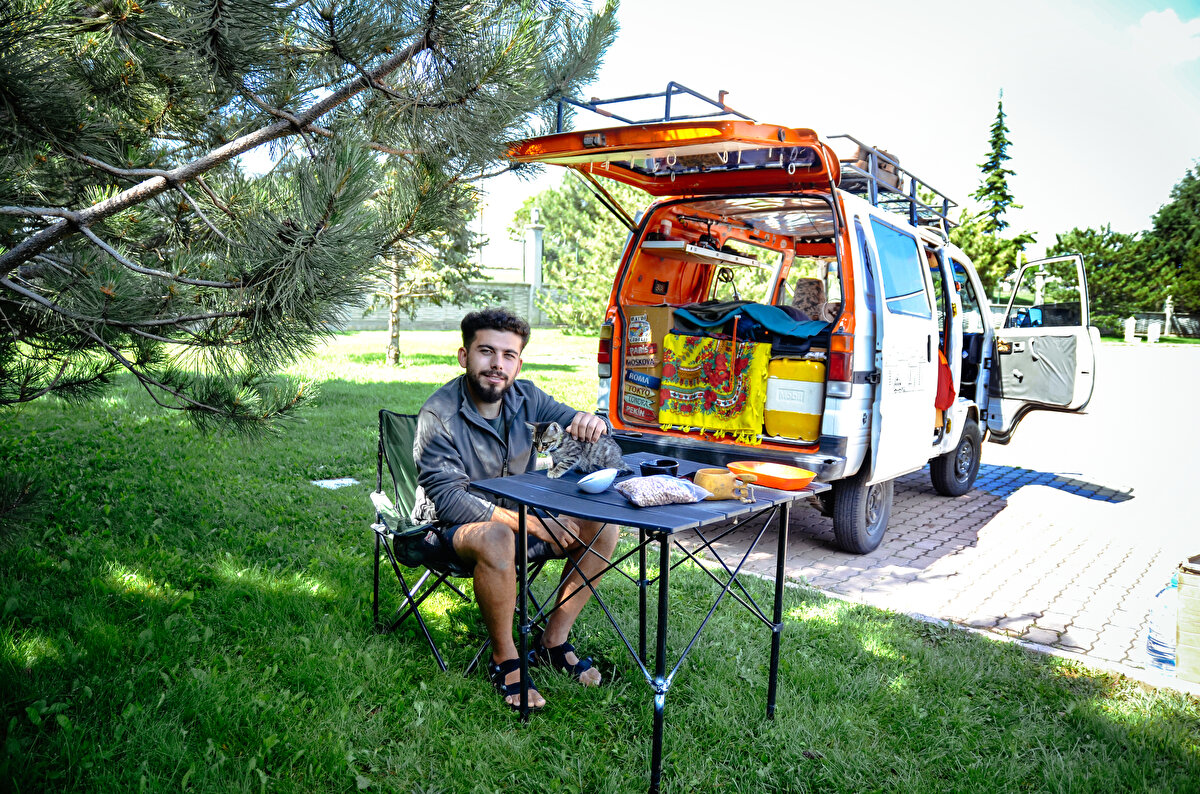 Konya'da aldığı mini panelvanı karavana dönüştüren Ozan Avşar, "küpşeker" adını verdiği aracıyla il il geziyor.