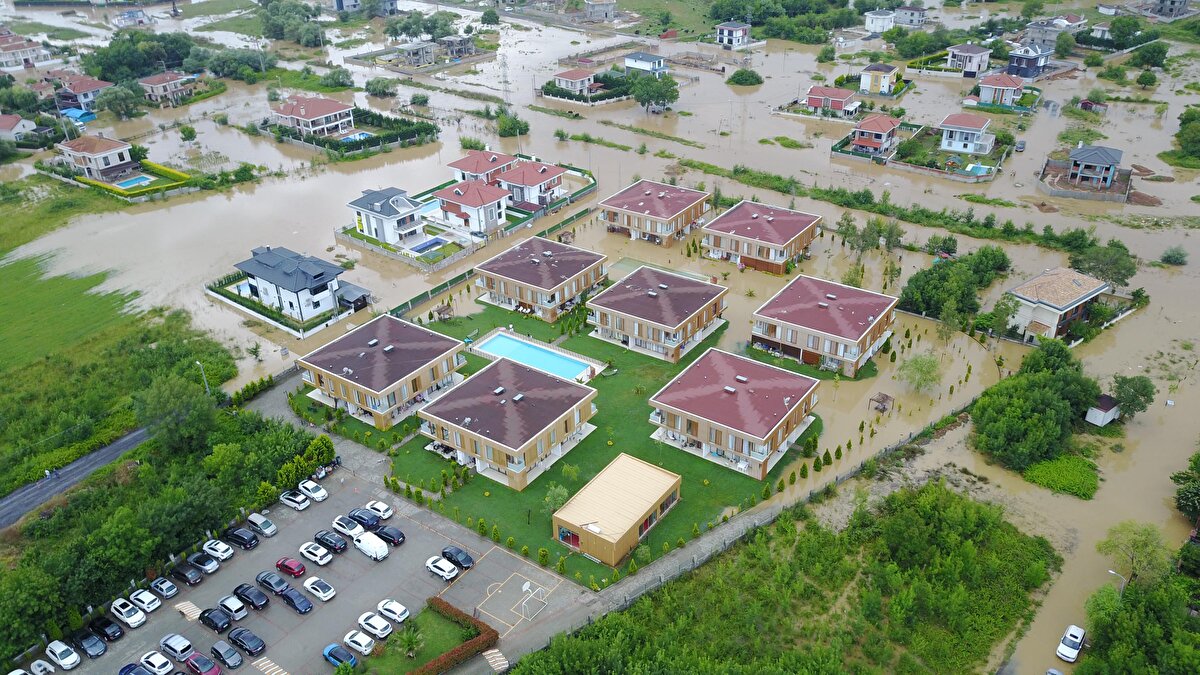Haber verilmesi üzerine bölgeye itfaiye ekipleri sevk edildi. Evlerinde mahsur kalan bazı vatandaşları kurtaran itfaiye ekiplerinin su tahliye çalışmaları sürüyor.