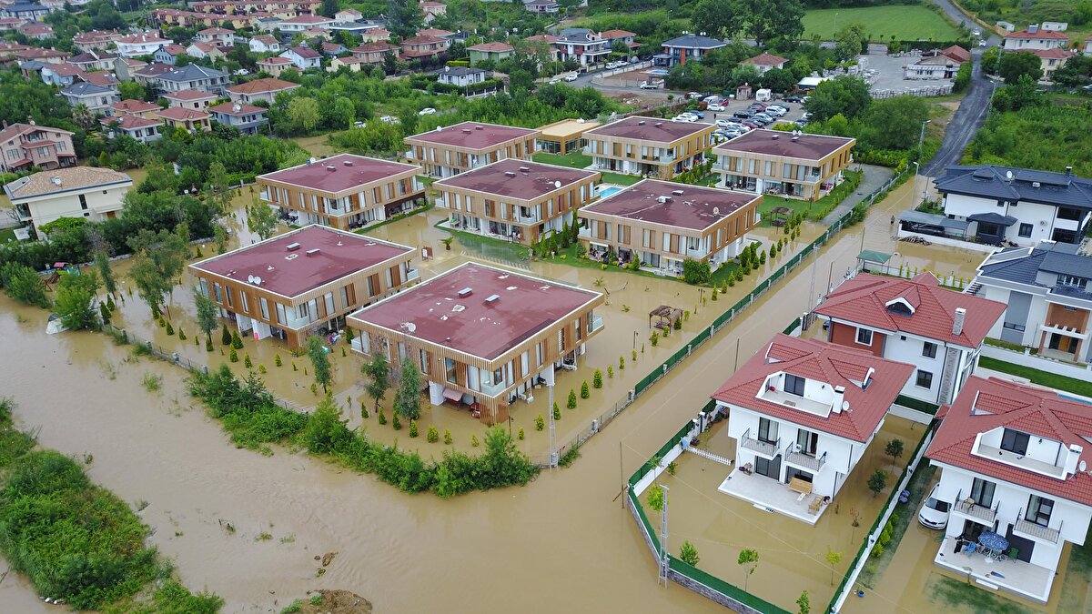 İstanbul'da beklenen yağışın ardından, yağış Şile'de etkili oldu. Bazı evleri sular bastı.