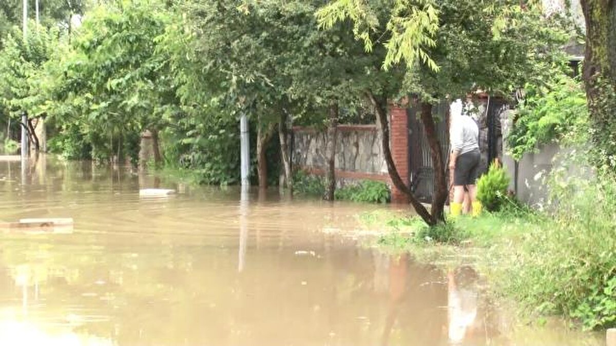 Mahalle sakinlerinden Hüseyin Çelik, sabah 06.00'da sağanak başladığını, sokağındaki bazı evlerin sular altına kaldığını söyledi.