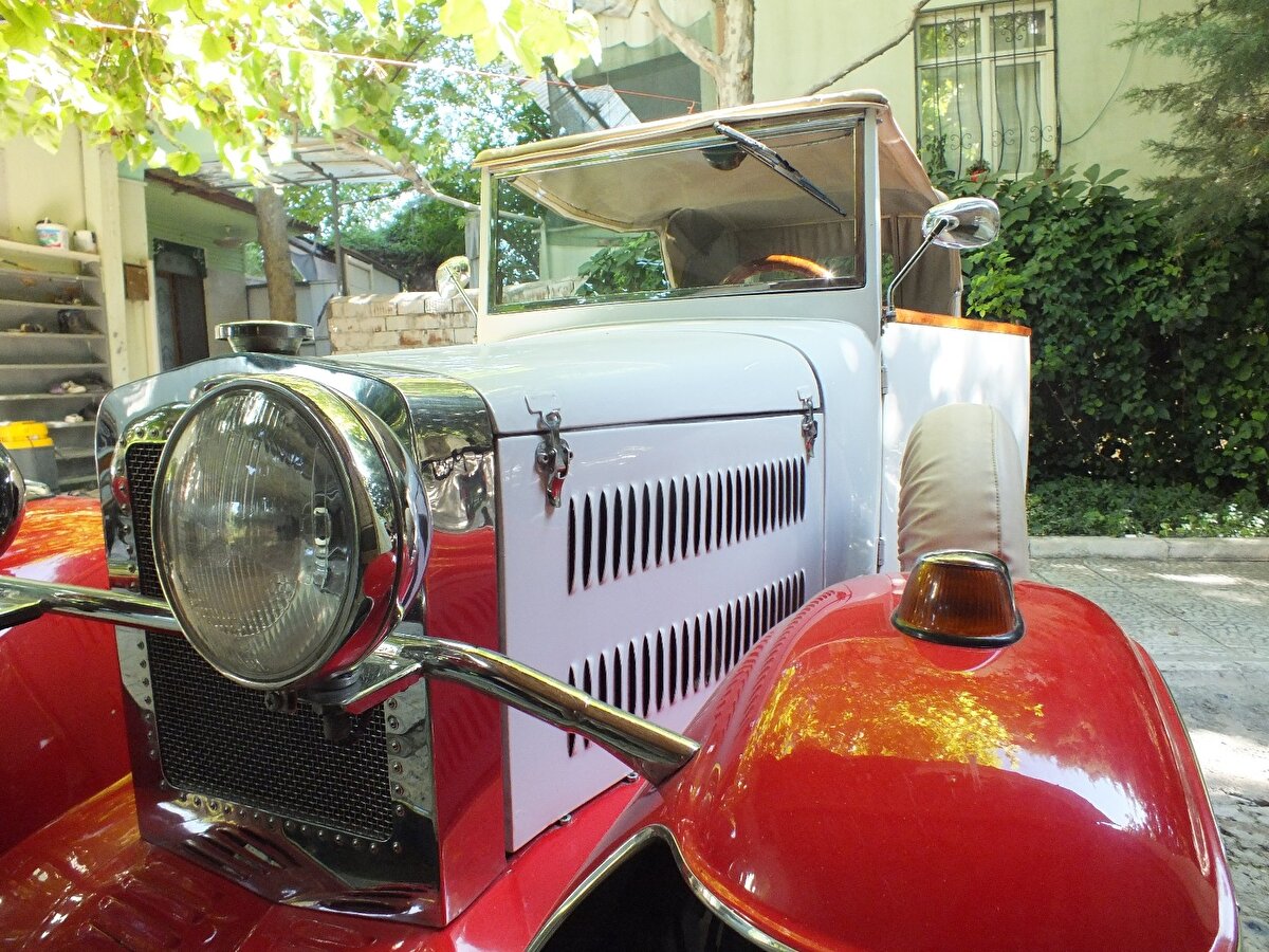 Aracı aldığında bakımsız olduğunu ve araca ciddi bir masraf yaptığını dil getiren Özen, Bu aracı ilk aldığımda bakımsız bir haldeydi. Aracı daha önce bir dizide oynatmışlar, onun üzerine geçici bir siyah boya yapmışlardı. Ben onu temizlettim, altında kendine ait orijinal boyası çıktı. Modifiyesini de Bursa'da ustalara yaptırdım. Külfetli de bir masraf yaptım. Toplam 10 yıl içerisinde ortalama 100 bin liraya yakın bir masrafım oldu. 600 bin liralık bir teklif geldi ama ben aracımı satmadım. Değerini bilen insan olursa belki düşünebilirim diye konuştu.