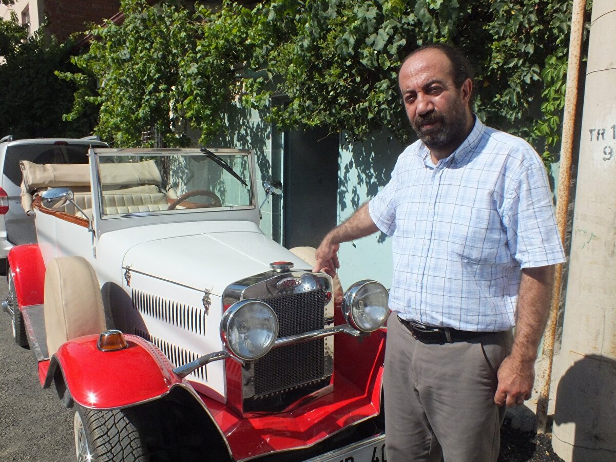 Görenlerin fotoğraf çekmek, düğünlerde kullanmak istediği bu klasik aracına taliplerin olduğunu belirten Özen, yakın tarihlerde 600 bin lira teklif gelmesine rağmen aracını satmadığını söyledi.